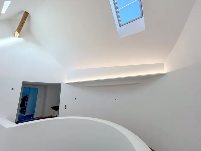 Geschwungene Brüstung, Lichtvoute und Dachflächenfenster im ausgebauten Dachgeschoss